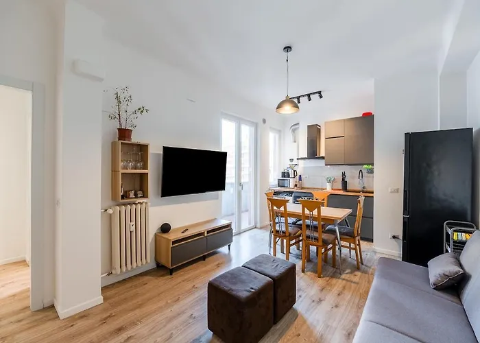 Spacious And Bright Apartment In Porta Vittoria