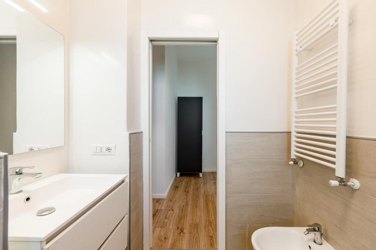 Spacious And Bright In Porta Vittoria Apartment