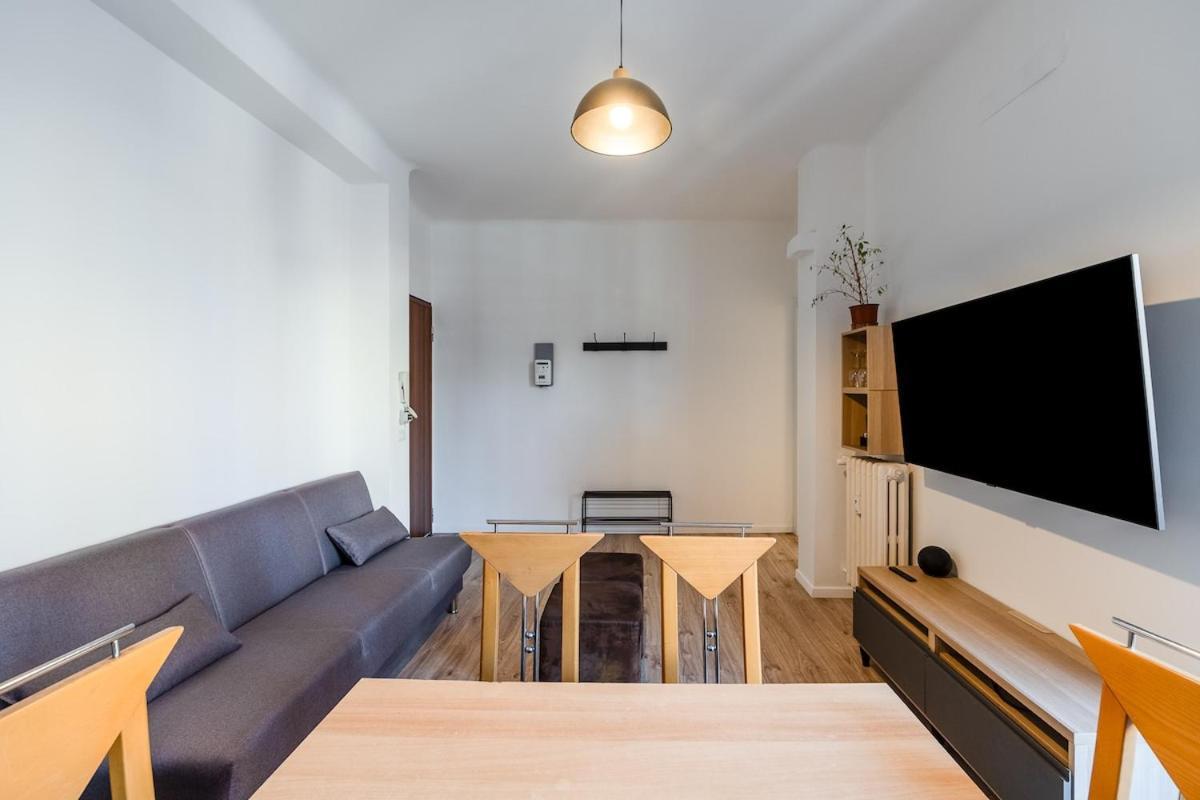 Spacious And Bright In Porta Vittoria Apartment